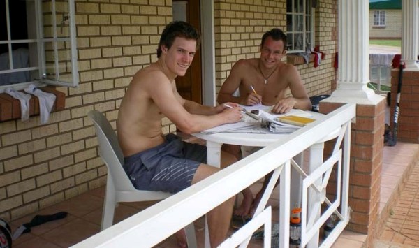 Neben hartem Training ist fr viele Spieler in Potchefstroom auch noch lernen angesagt - hier Oliver Korn und Matthias Witthaus. Foto: Heimpel